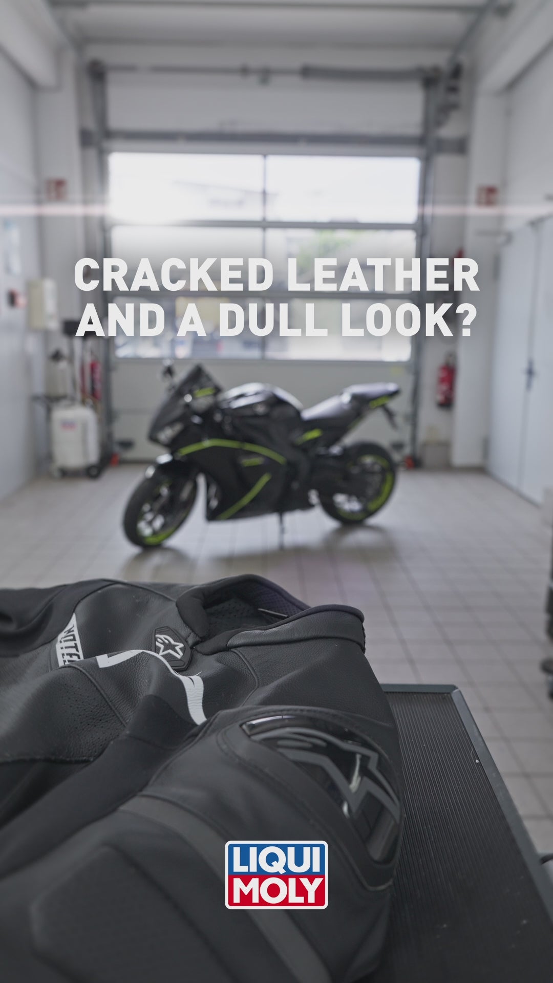 Cargar vídeo: Motorbike Leather Suit Care - 250 Ml - 1601